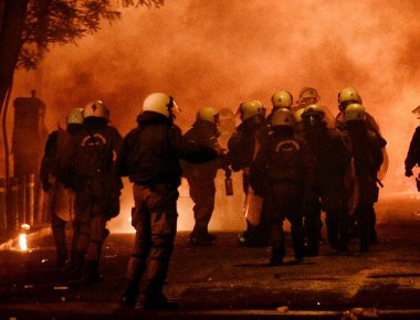 Mολότοφ σε διμοιρία των ΜΑΤ στη συμβολή των oδών Πατησίων και Τοσίτσα